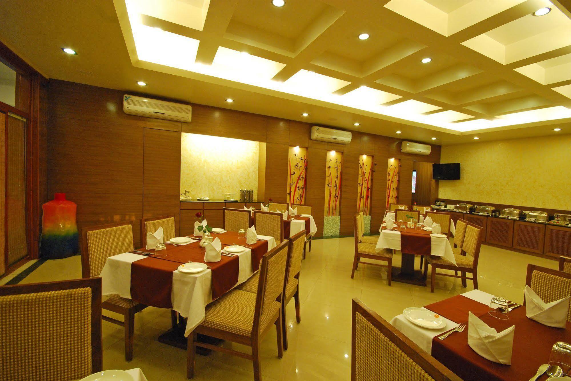 Hotel Phoenix Koregaon Park Pune Eksteriør billede