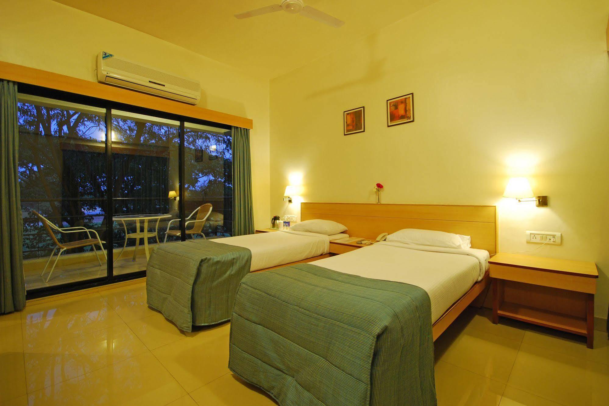 Hotel Phoenix Koregaon Park Pune Eksteriør billede