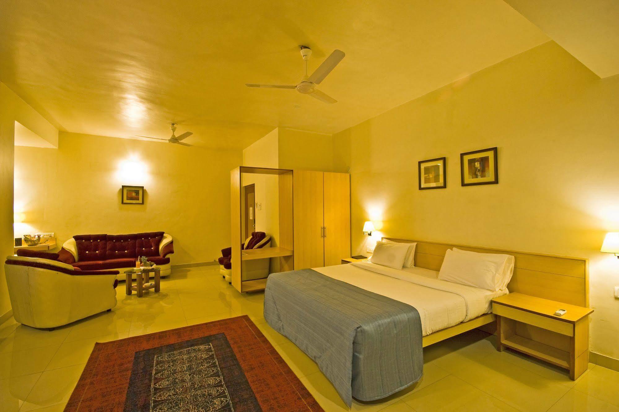 Hotel Phoenix Koregaon Park Pune Eksteriør billede