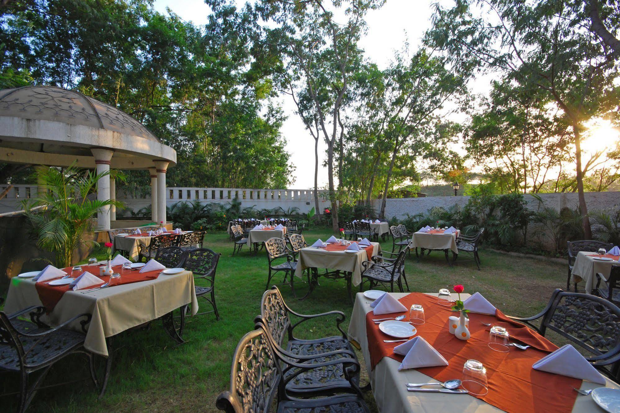 Hotel Phoenix Koregaon Park Pune Eksteriør billede