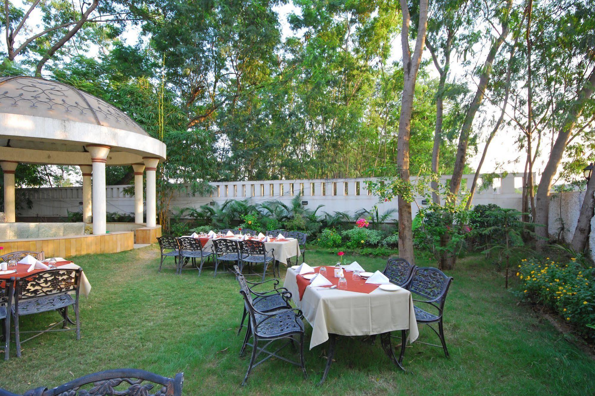 Hotel Phoenix Koregaon Park Pune Eksteriør billede